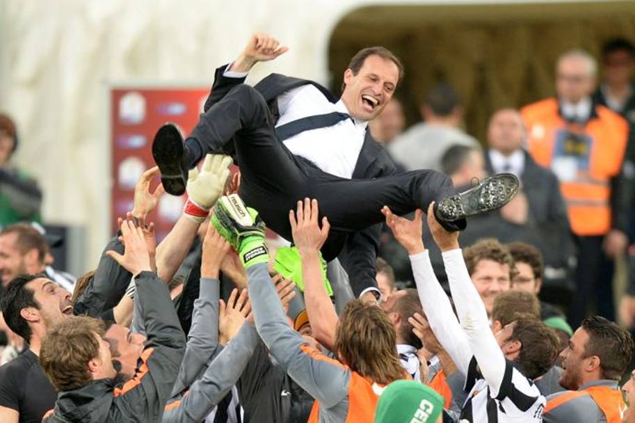 MAGGIO - Vincendo 1-0 in casa della Samp, la Juventus conquista con quattro giornate d’anticipo il quarto scudetto consecutivo, il primo con in panchina Max Allegri (qui festeggiato dai suoi giocatori). Per i bianconeri  il 31 campionato in bacheca (Lapresse) 